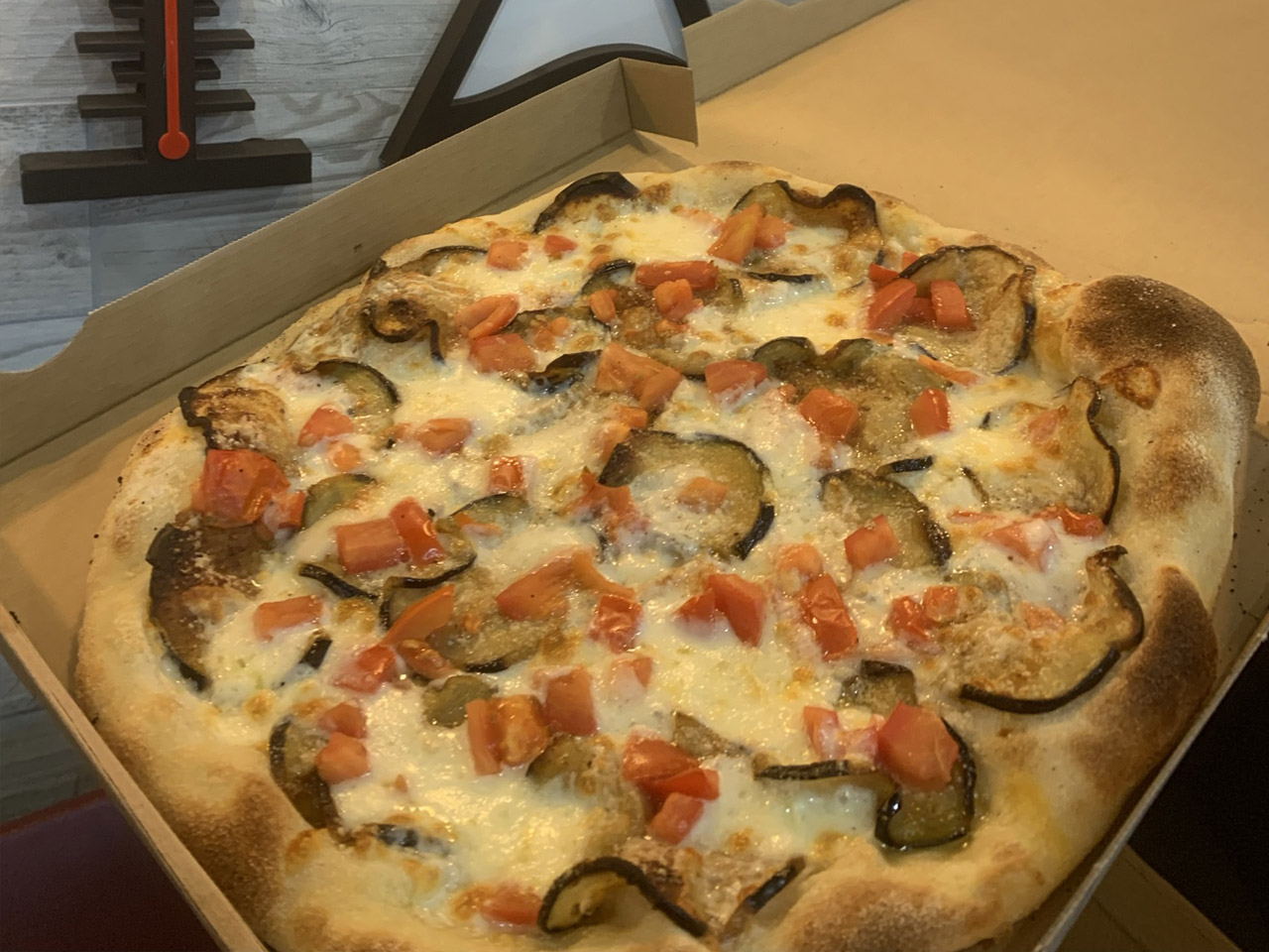Pizza mediana redonda de 35 centímetros