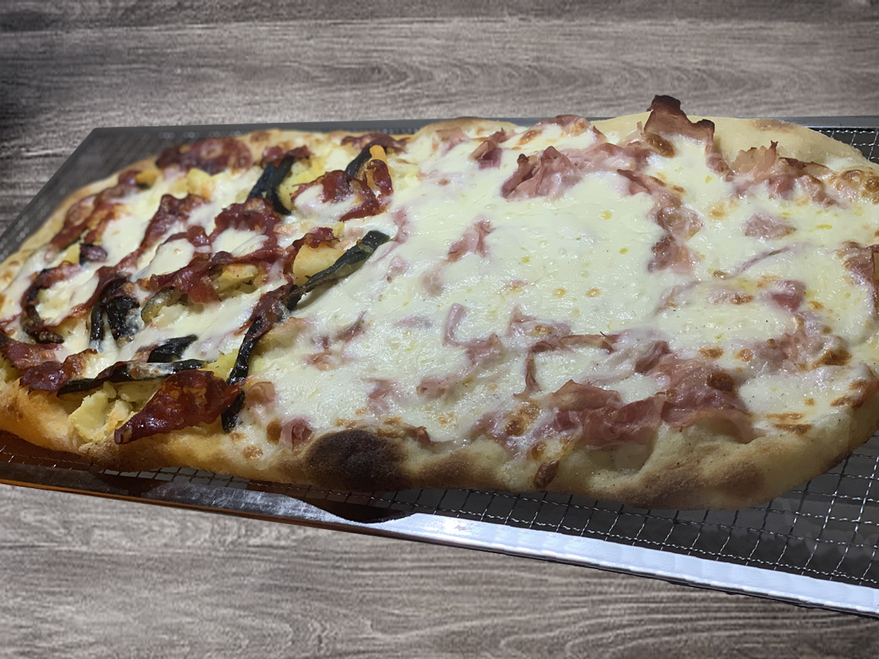 Pizza en pala ovalada de 65 por 30 centímetros